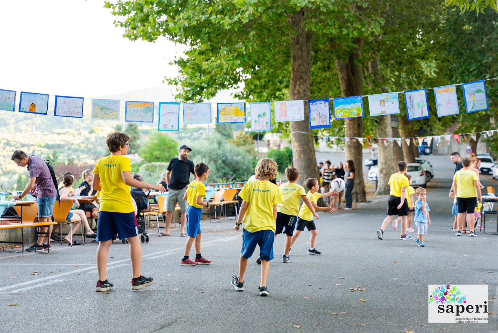 Bambini in attività educative con Associazione Saperi